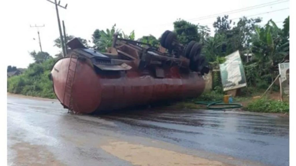 Residents Rush To Scoop Fuel From Fallen Tanker In Cross River Days After Death Of 200 People In Jigawa Explosion