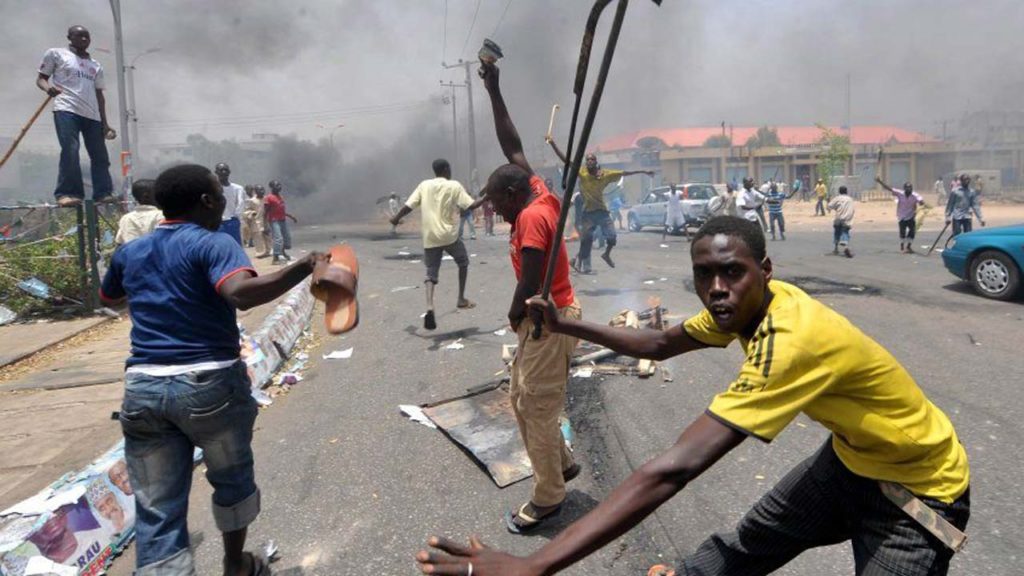 VIDEO: Tension As Traders, Soldiers Clash At Popular Abuja Market