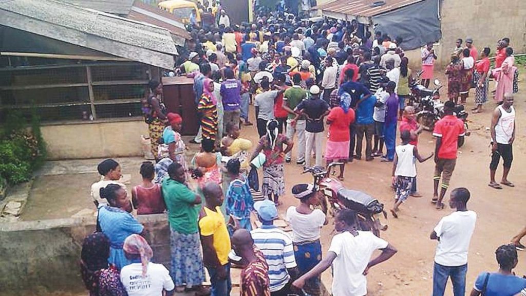 Imo: Youths intercept truck moving documents from Government House [VIDEO]