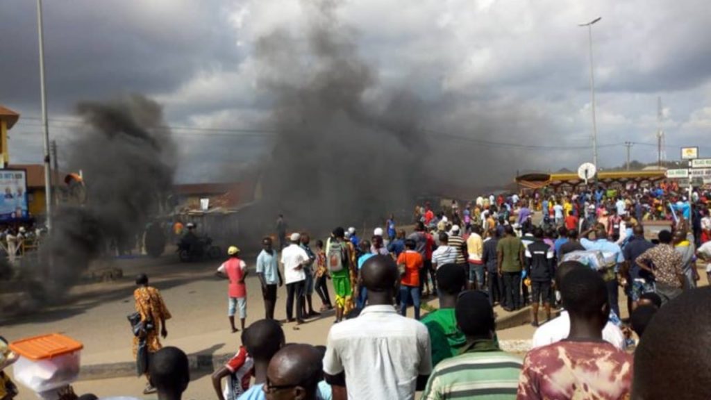 Akwa Ibom: Angry youths set two thieves ablaze for robbing pregnant woman