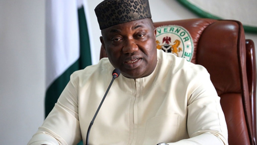 Enugu state Govt demolishes sinking three-storey building in Enugu