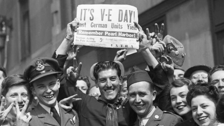 Welsh Jenkins sings Britain’s VE Day hits from an empty Albert Hall