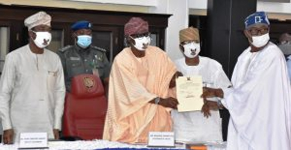 Sanwo-Olu swears in Chairman Agbado/Oke-Odo LCDA