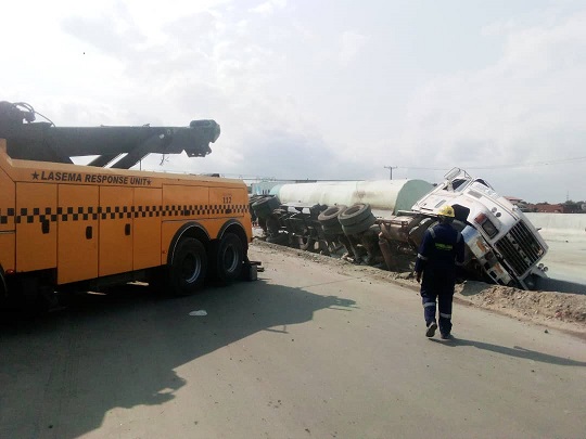 BREAKING: Tanker conveying 45,000 litres falls in Lagos