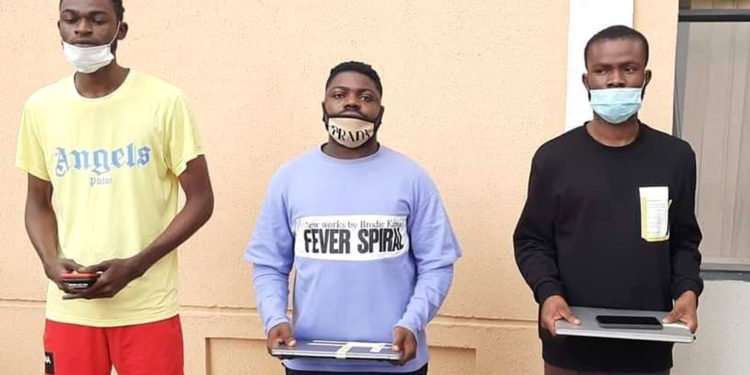 EFCC arrests nine internet fraudsters in hotel