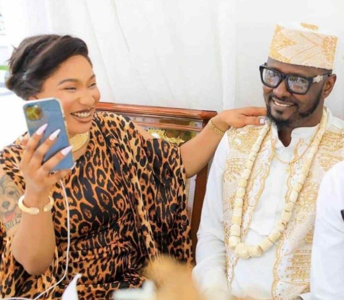 Shocking! Tonto Dikeh's new lover caught having s£x with sidechick