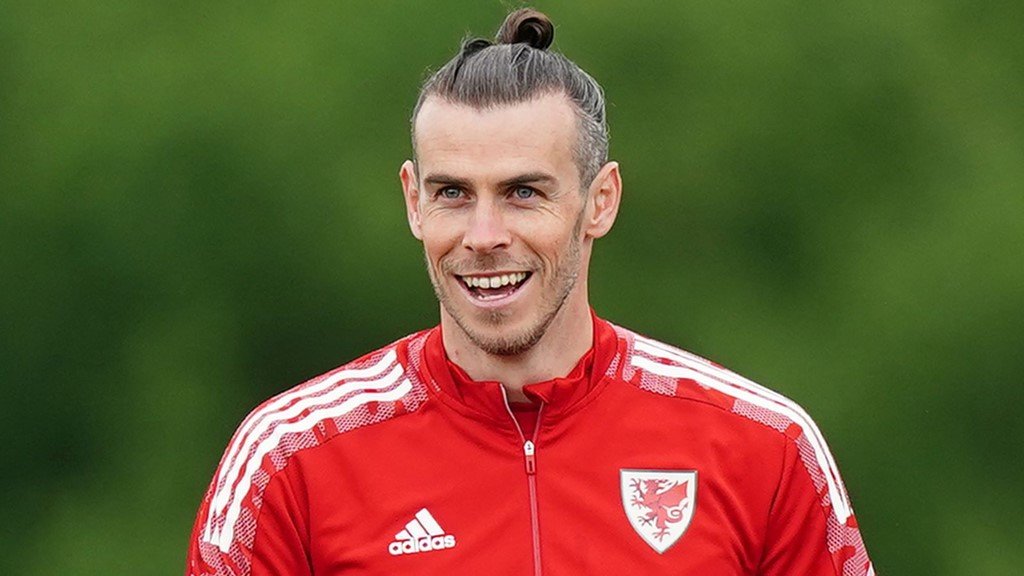 Futbol de Inglaterra on Twitter: "Gareth Bale: "Lo he dicho muchas veces,  no estoy preocupado por mi futuro, lo único que me importa es Gales, nada  mas. Tengo muchas ofertas, no lo