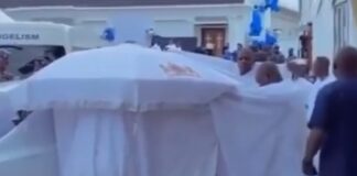 Reactions As Palace Chiefs Cover Up Ooni Of Ife As He Exits His Car
