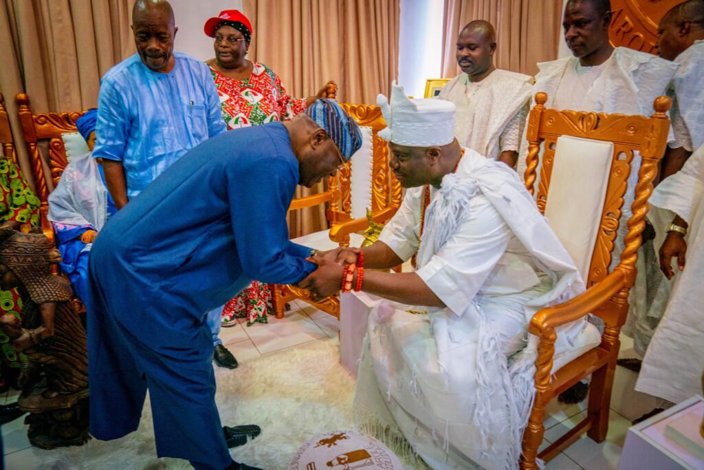 Photo: Atiku Visits Ooni Of Ife, Paramount Ruler Of Ijesaland.