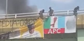 Abeokuta: Angry Protesters Destroys APC Campaign Banner. Abeokuta protest