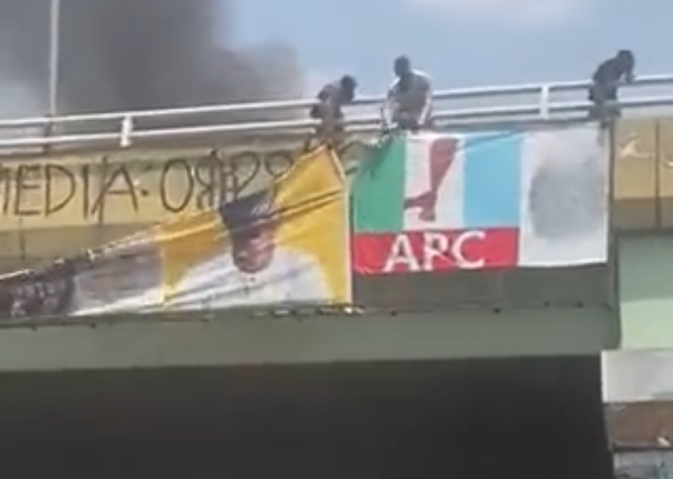 Abeokuta: Angry Protesters Destroys APC Campaign Banner 