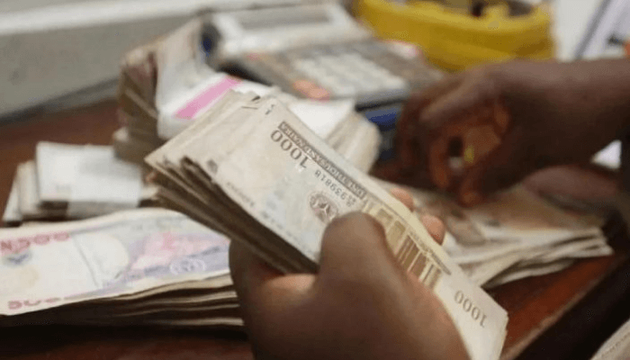 Nigerians Continue To Accept Old Naira Notes, Ignore CBN Orders