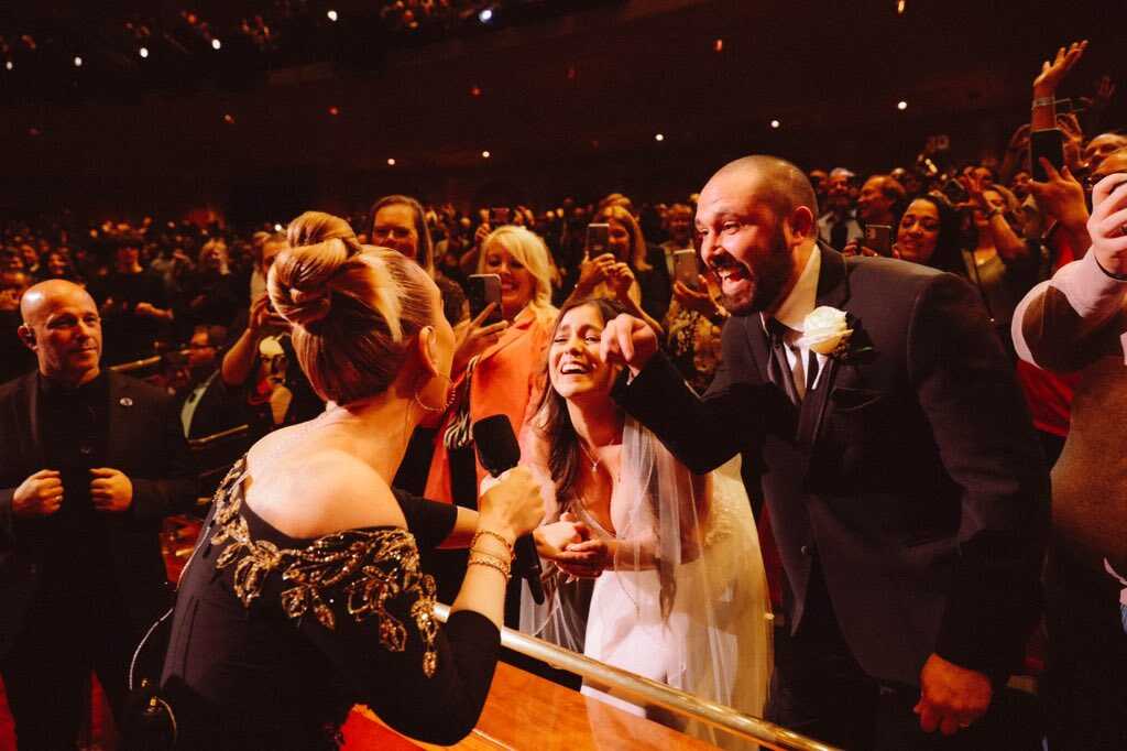 See How Adele Signs Bride’s Wedding Dress At Concert