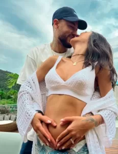 Neymar Announce He and His Girlfriend Are Expecting First Child 