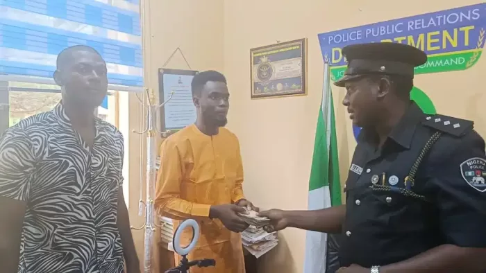Police Arrest Officers For Extorting Journalists In Plateau PPRO handing over the extorted money to the complainants