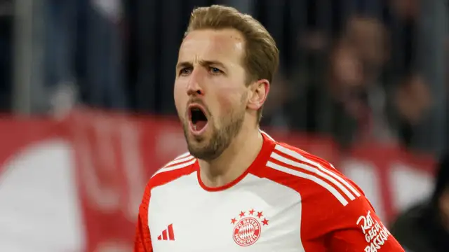 Kane Serenaded With Bizarre Song At Bayern Fan Function