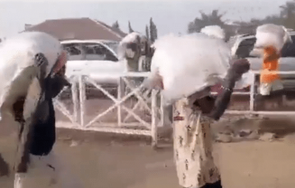 Again, Abuja Residents Attack, Loot Truck Carrying Food Items (VIDEO)