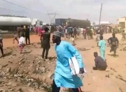 Chaos In Kaduna As Residents Block BUA Truck, Loot Cartoons Of Noodles