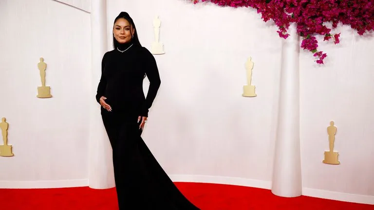 Vanessa Hudgens Reveals Pregnancy On The Oscars Red Carpet.