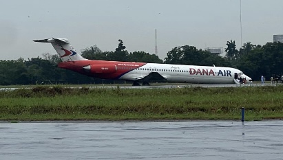 VIDEO: How Bad Weather Pushed Dana Air Plane Off Lagos Airport Runway 