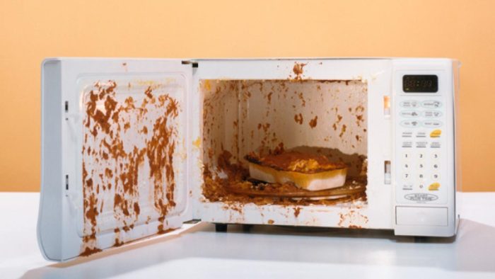 5 Things You Should Never Put In Microwave