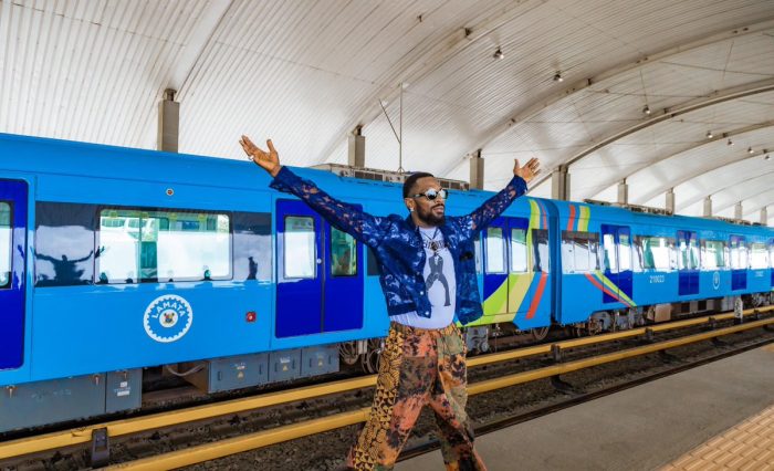 D’banj Entertains Passengers On BRT Bus