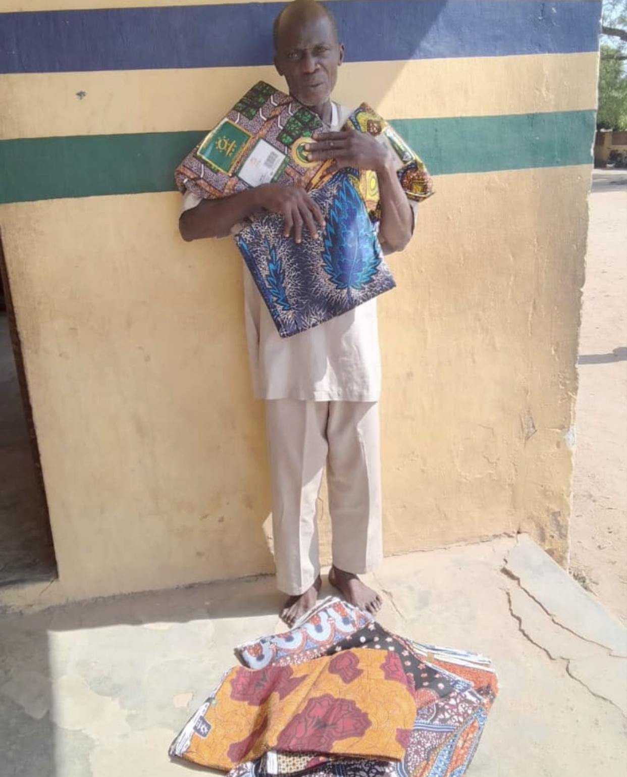 The Niger State Police Command has arrested a
suspect, Abdullah Garba, for housebreaking and theft of 33 wrappers worth one million naira.