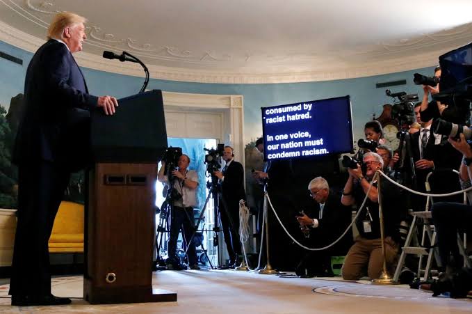 Why Presidents, Newscasters, and Celebrities Use Teleprompters